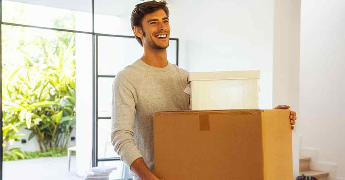 Hombre cargando caja