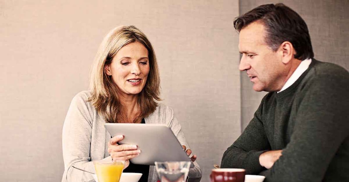 Mujer y hombre leyendo articulo