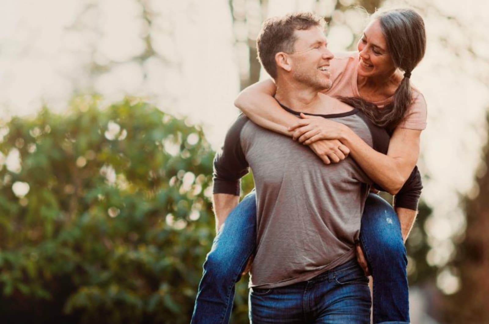 mujer  encima de su novio 