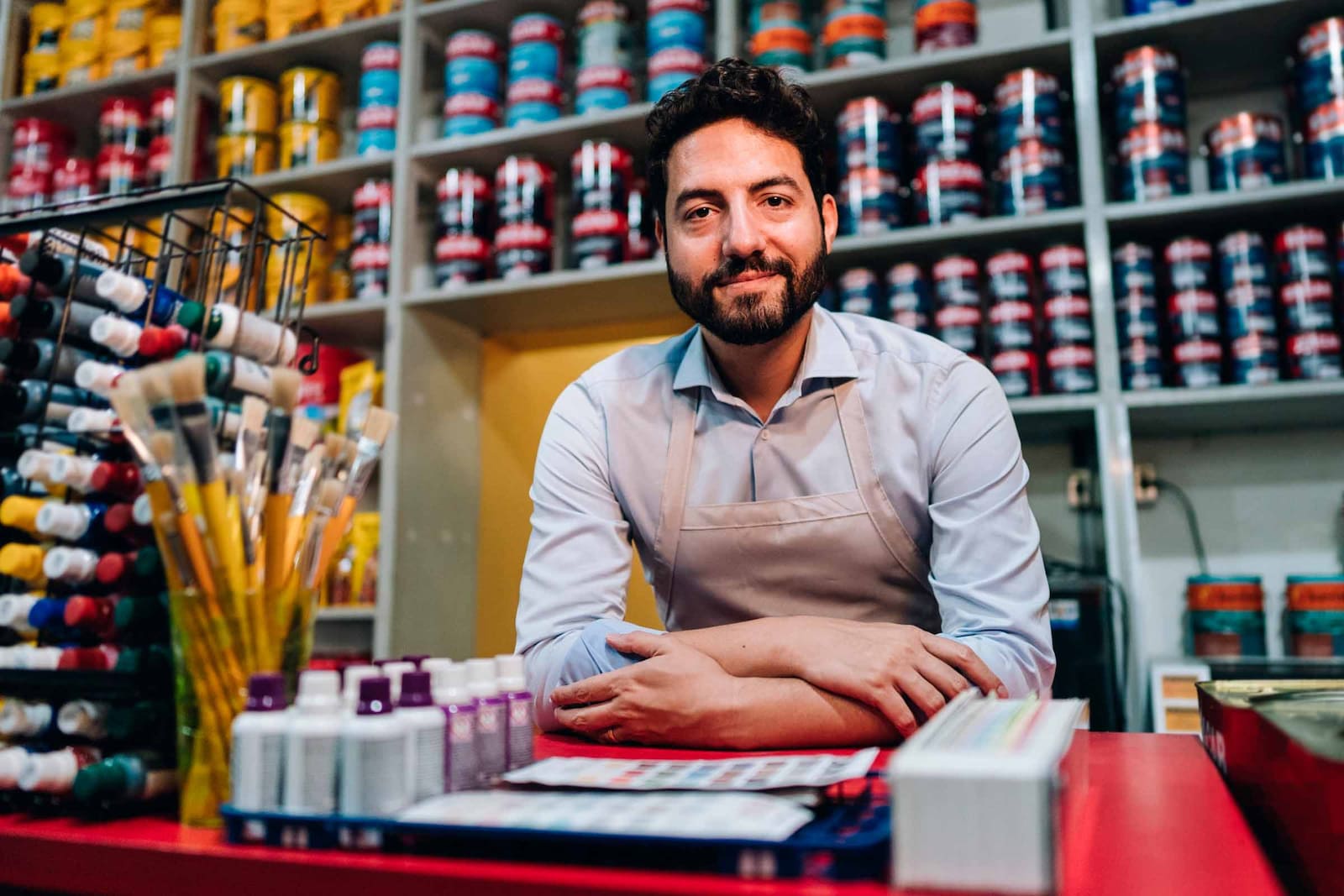 Hombre con catálogo de cuentas 