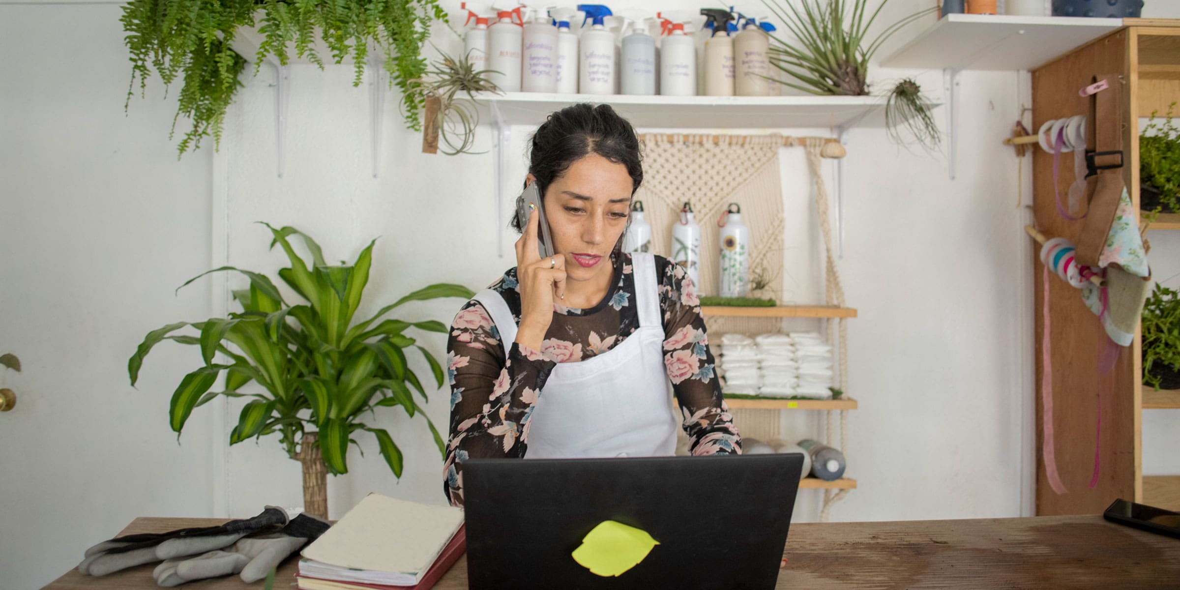 Emprendedores con computadora