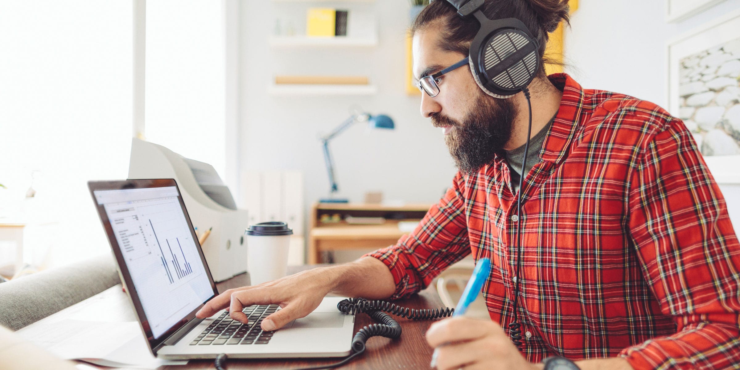 Emprendedores con computadora