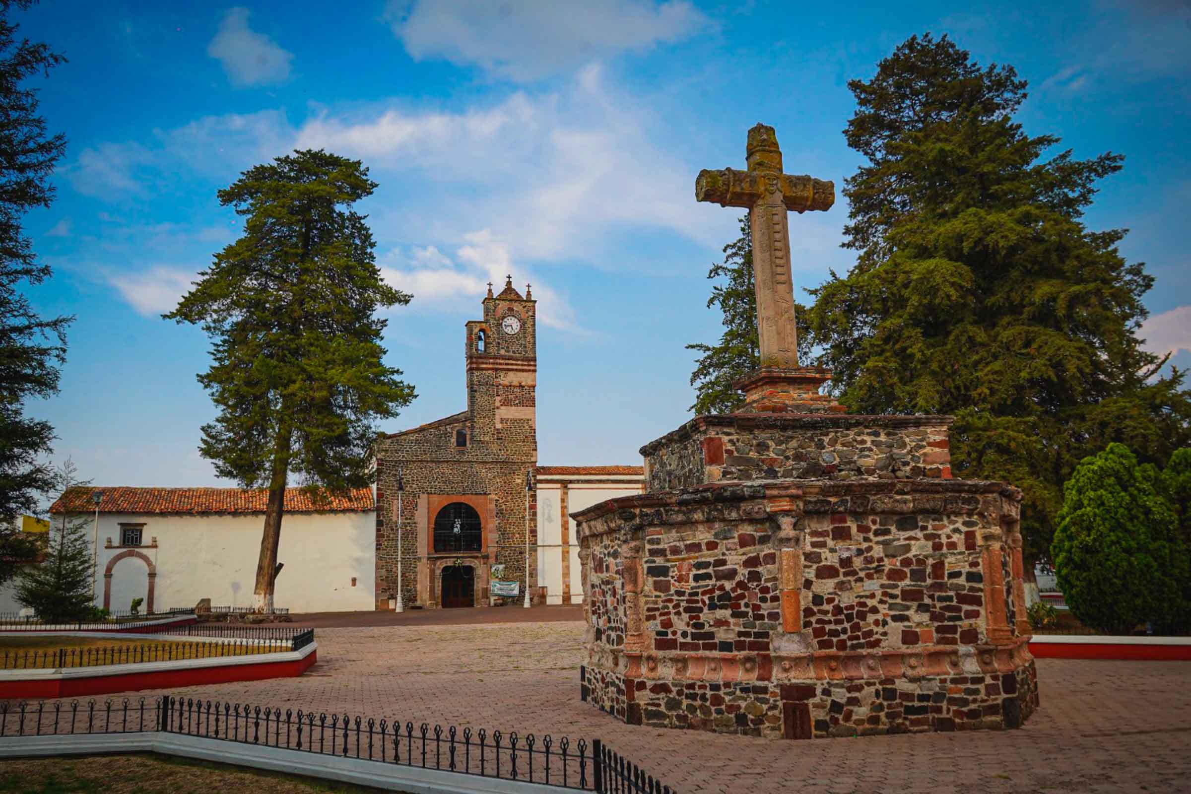 Torre de reloj y Parroquia de San Pablo y San Pedro
