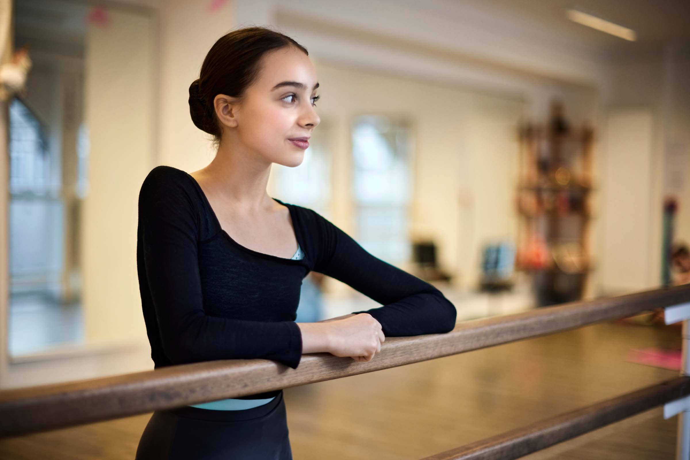 joven bailarina camino financiero