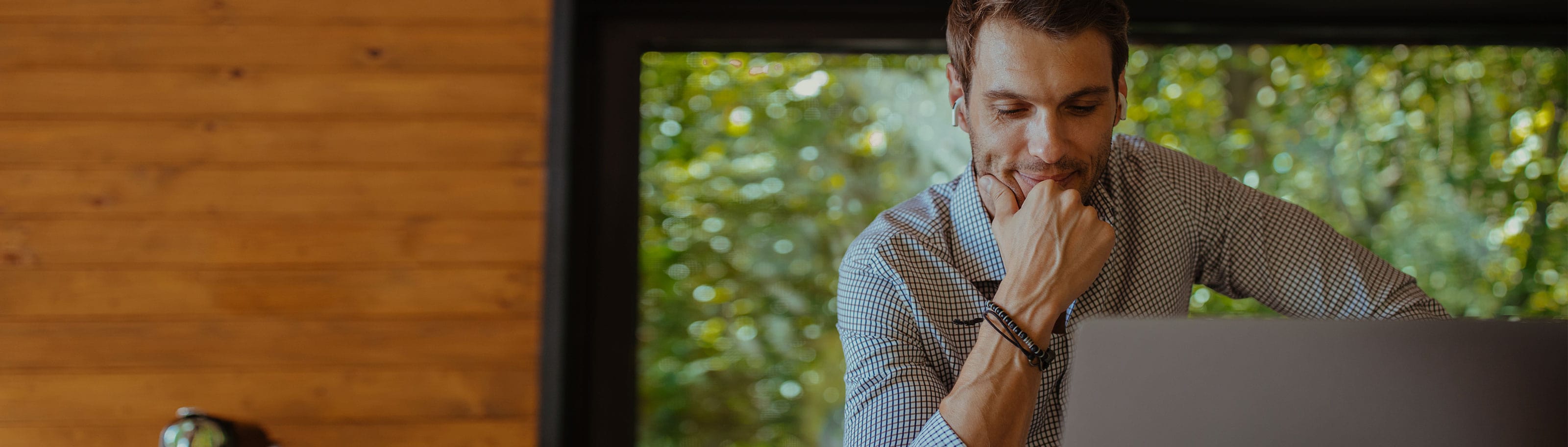 hombre invirtiendo en tablet