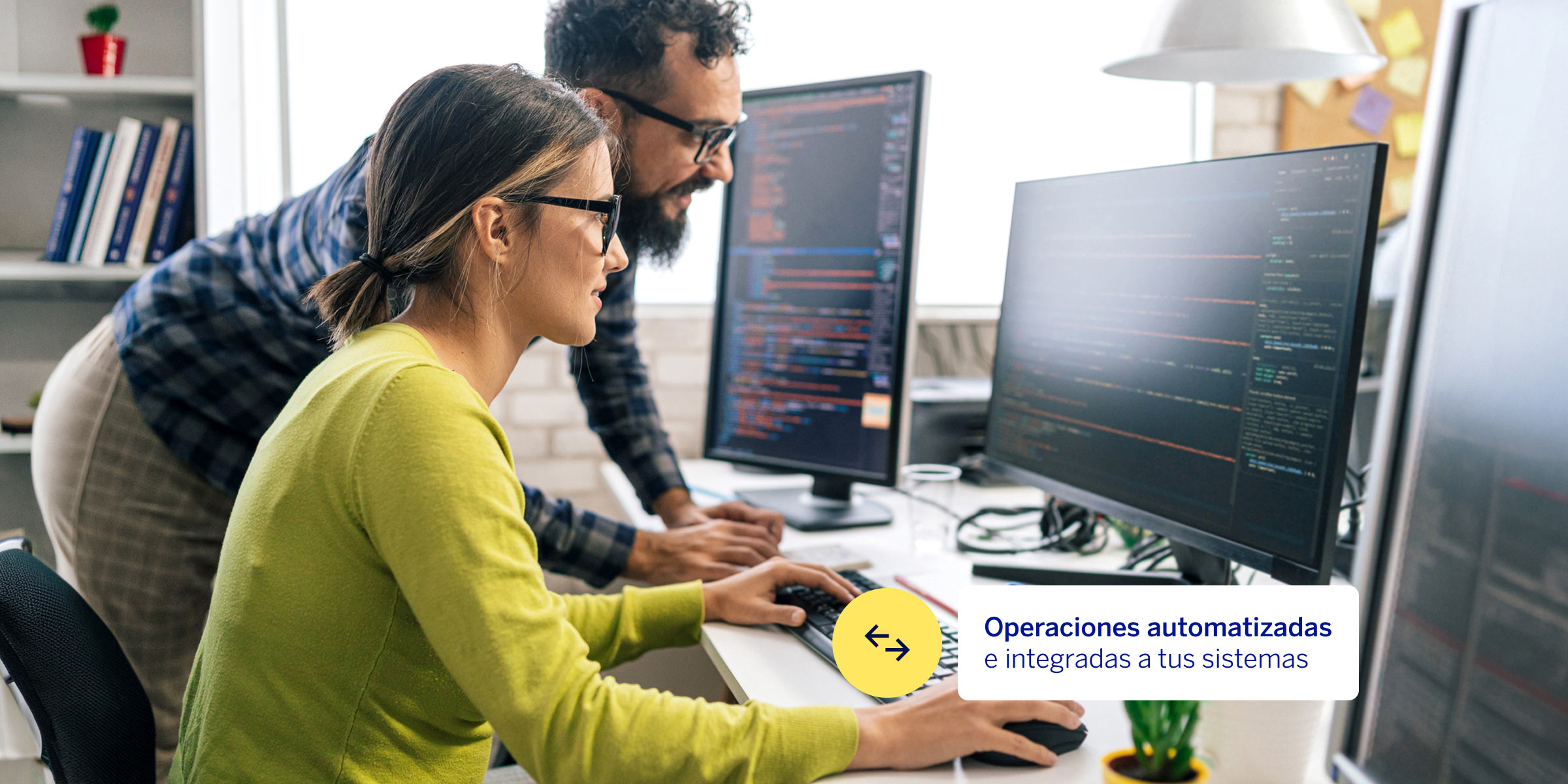 dos personas frente a una computadora revisando código