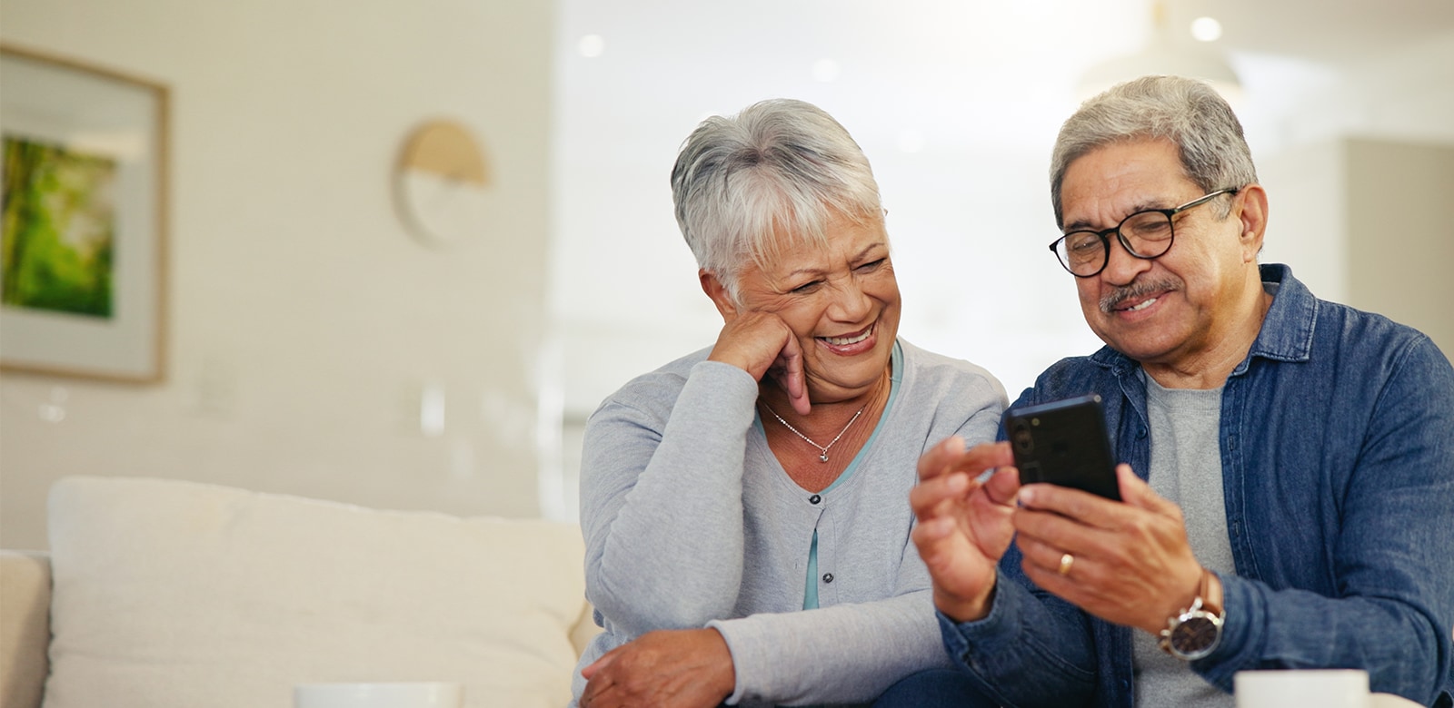 Imagen de pareja viendo su telefono