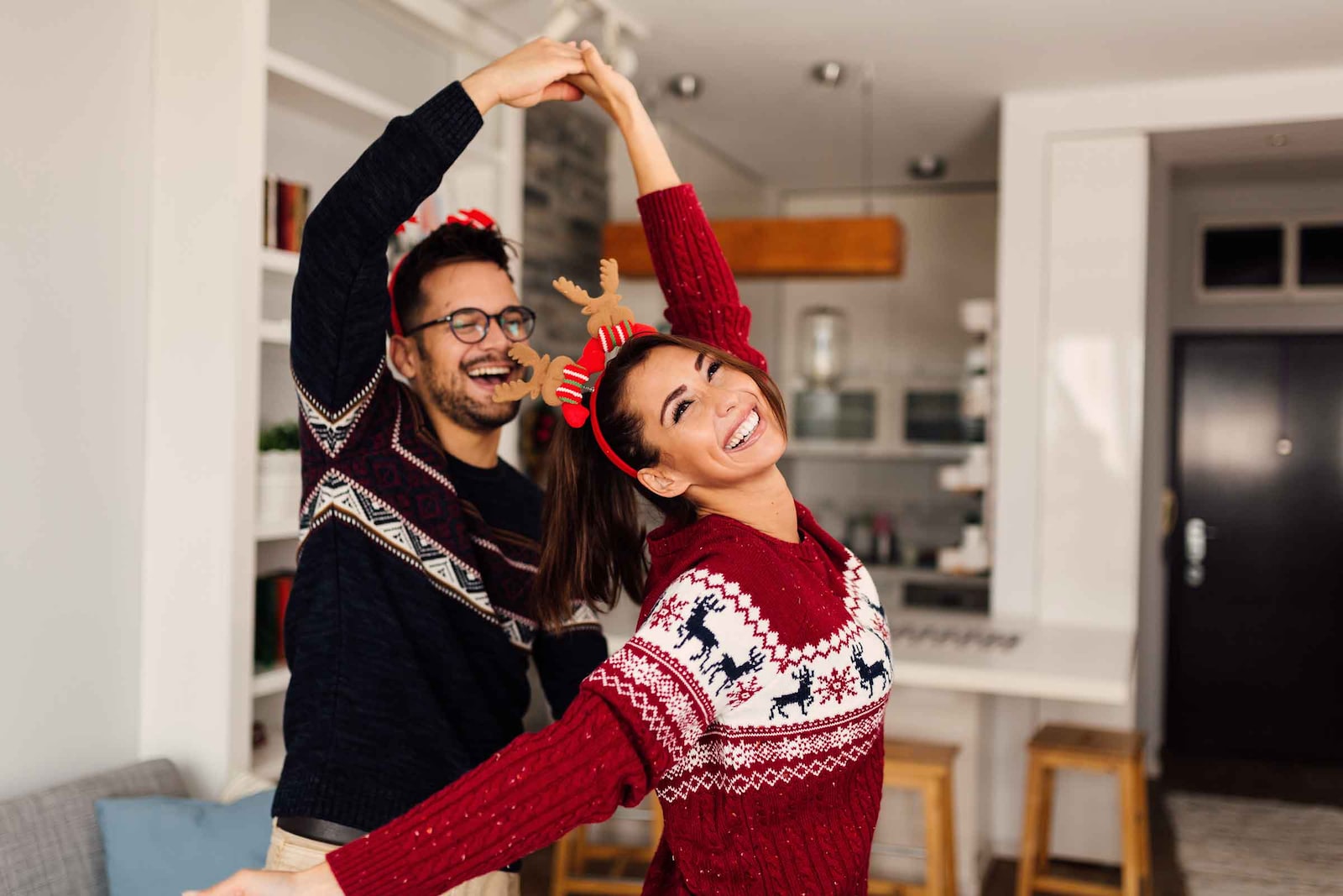 pareja con seguro de viaje en Navidad