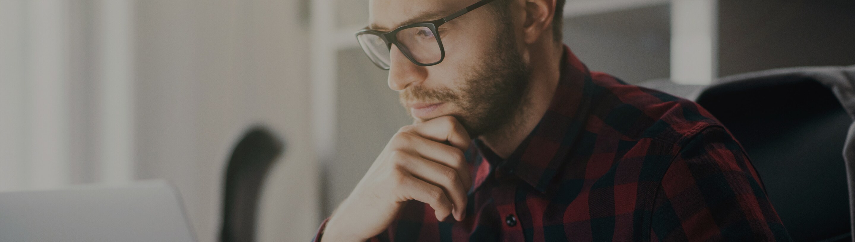 hombre revisando su seguridad bancaria