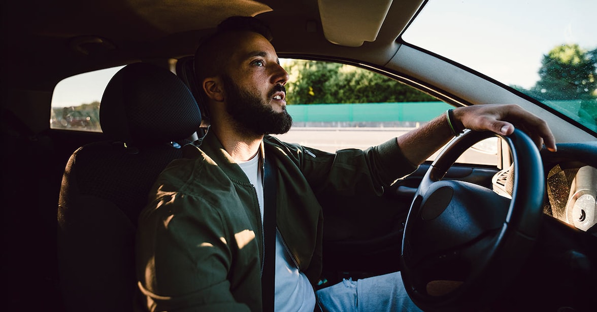 joven eligiendo cobertura de seguro para auto