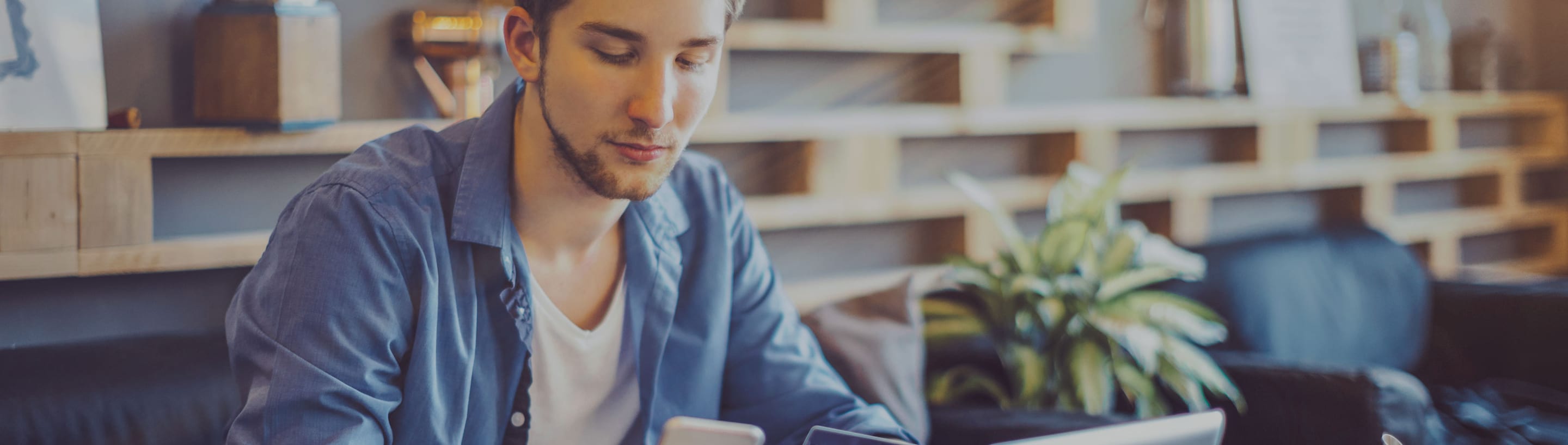 Hombre realizando un pago virtual con tarjeta de crédito