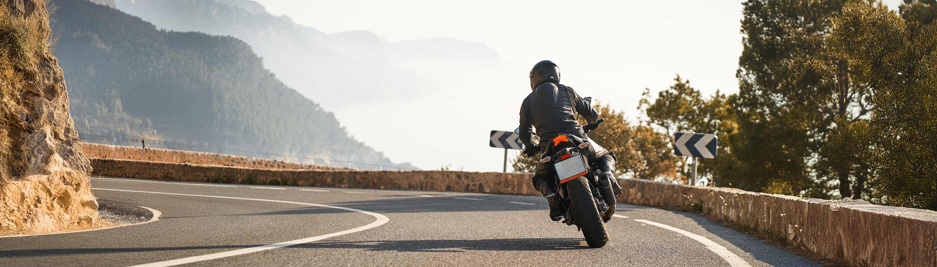 ¿Cómo manejar moto con lluvia y reducir riesgos?