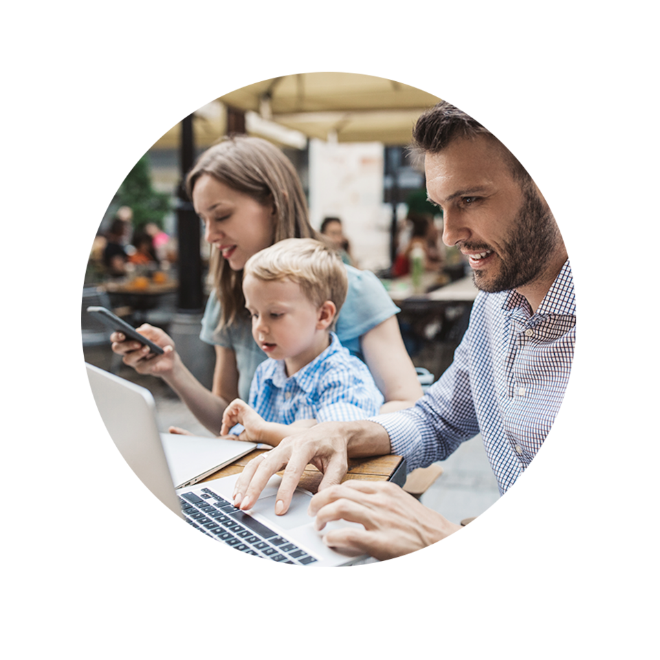 hombre en la computadora