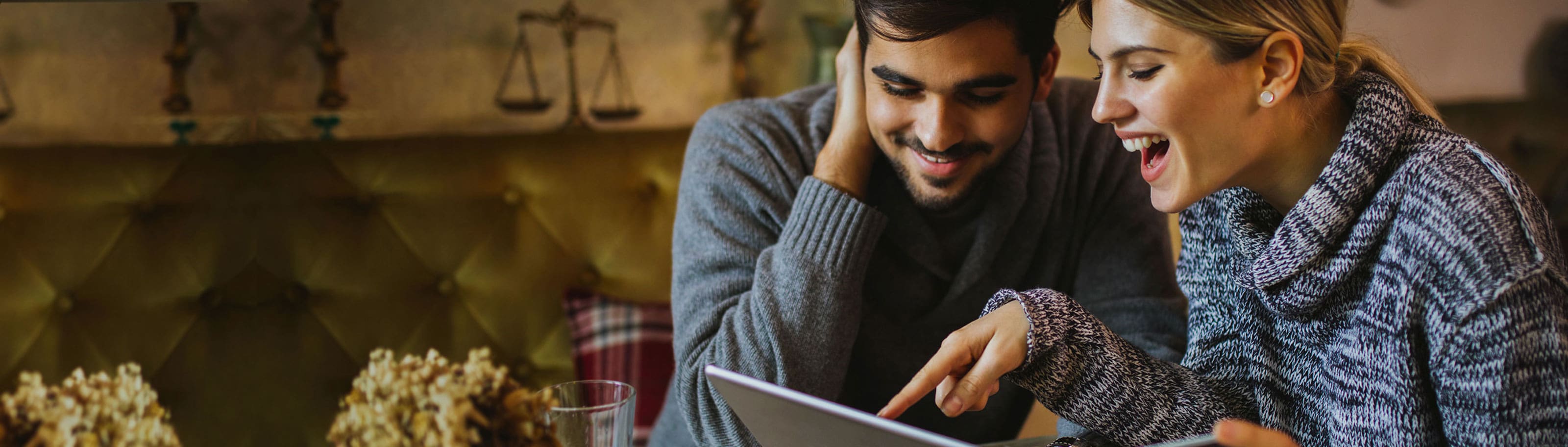 Pareja comprando por internet