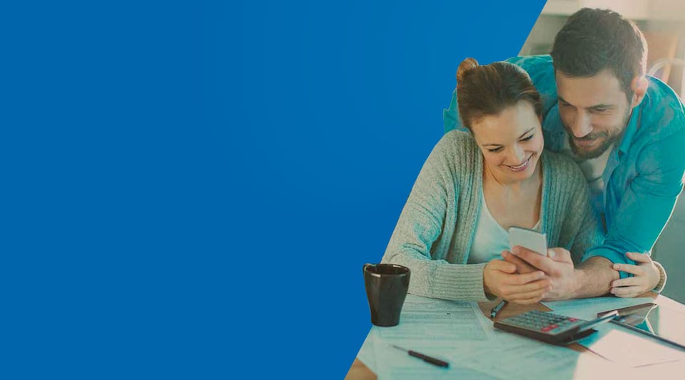 Pareja buscando webinar de BBVA