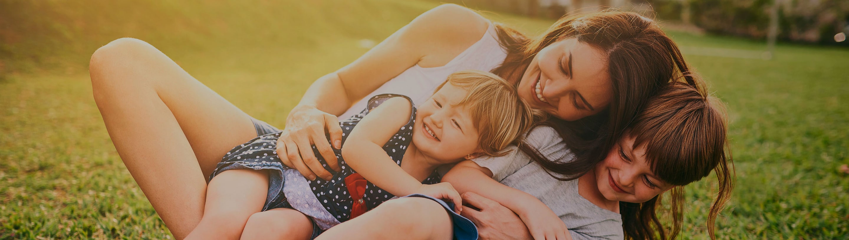 Mujer con su hijo jugando en el bsoque