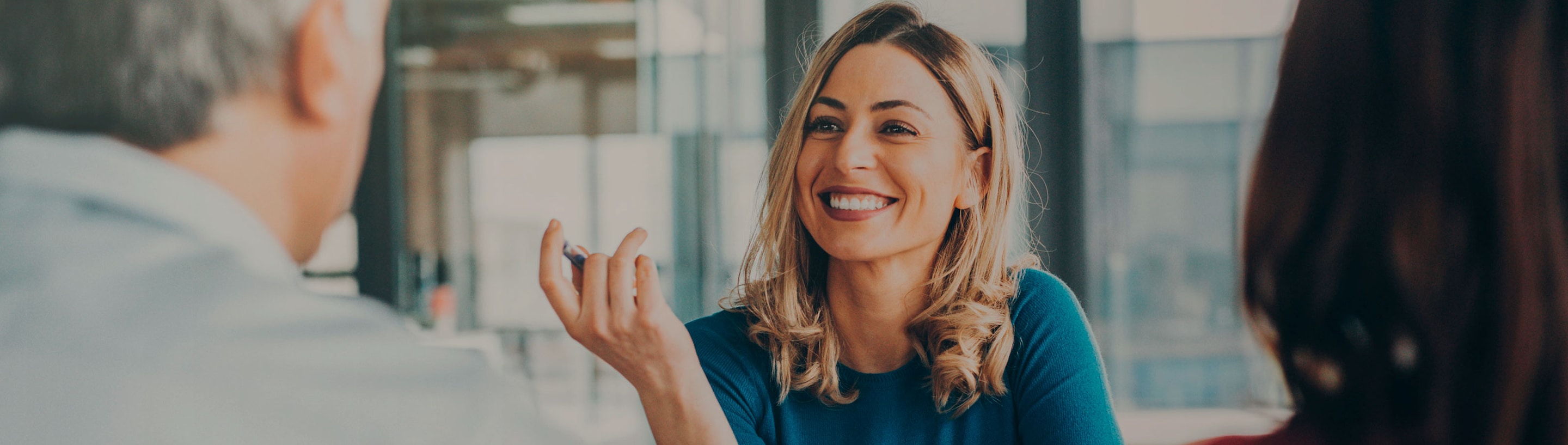 Asesora, explicando a un matrimonio