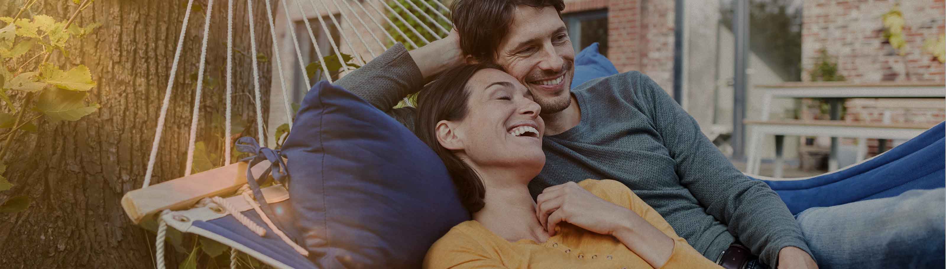 Pareja recostada con tranquilidad 