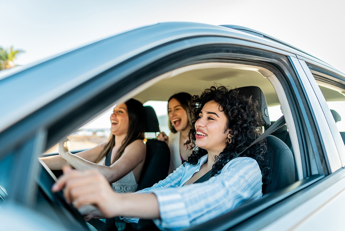 amigas en el auto