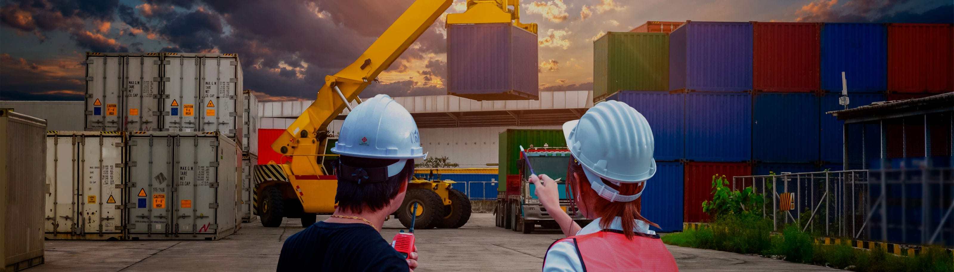 Personas frente a contenedores en la aduana 