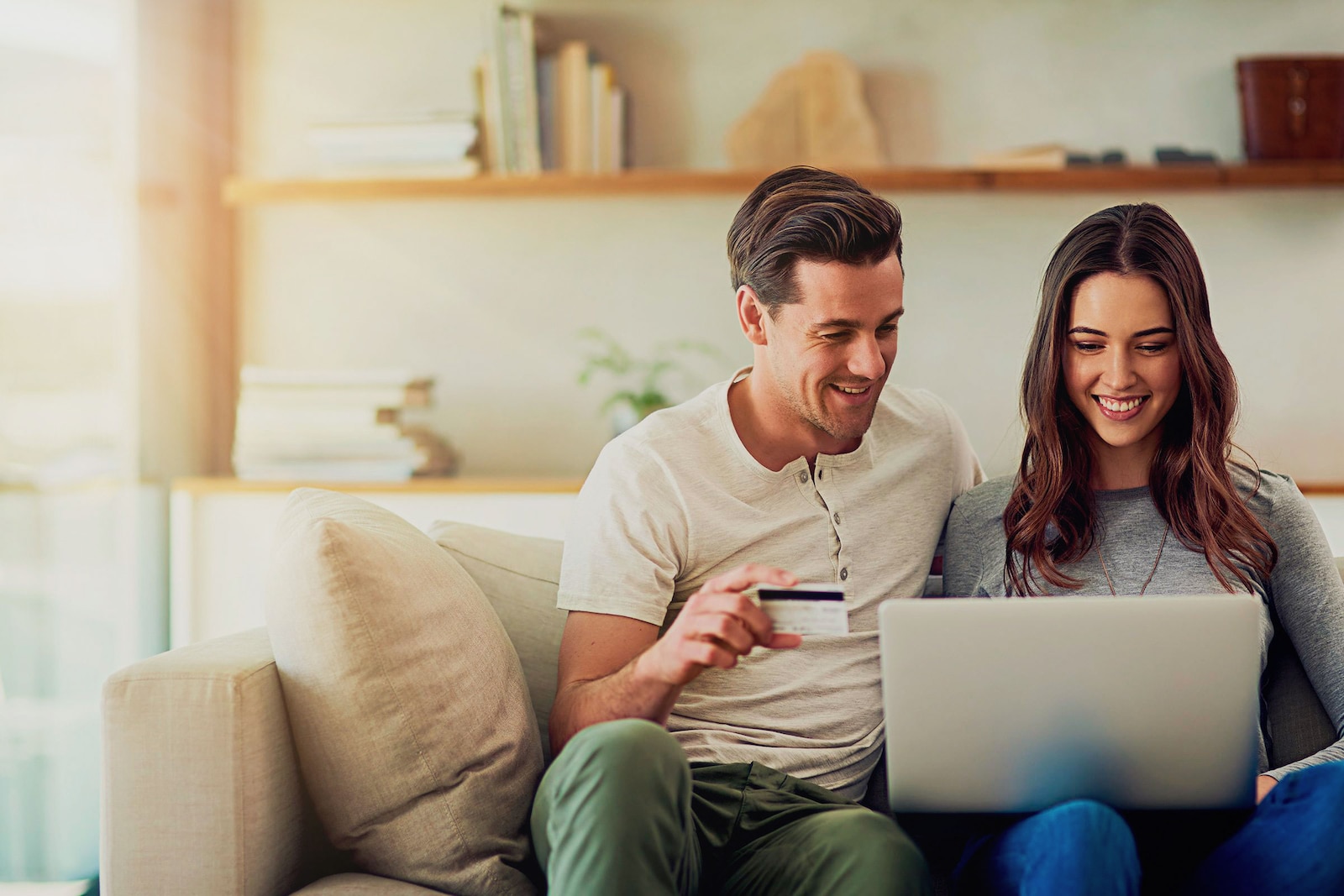 Pareja realiza compras por internet