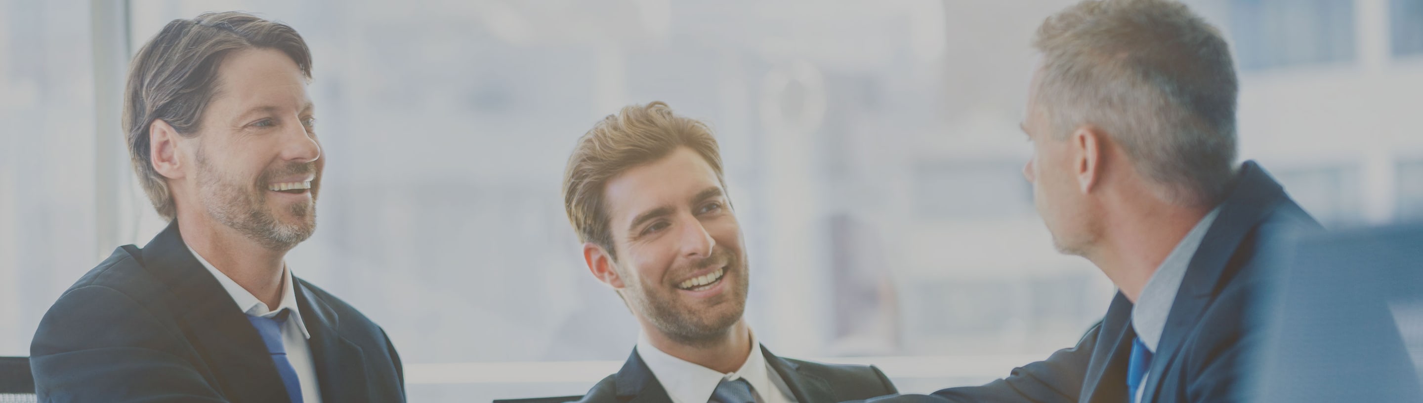 vendedor mostrando autos a mujer