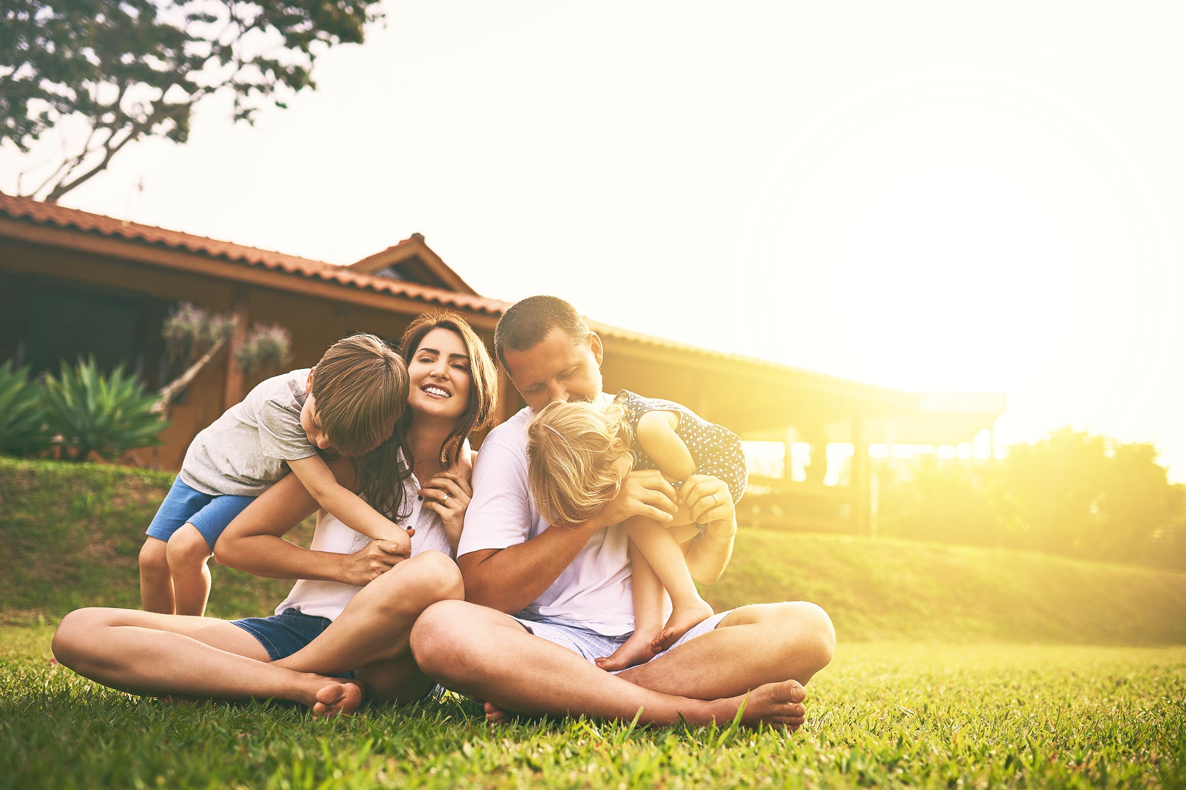 Mujer disfrutando paseo en auto