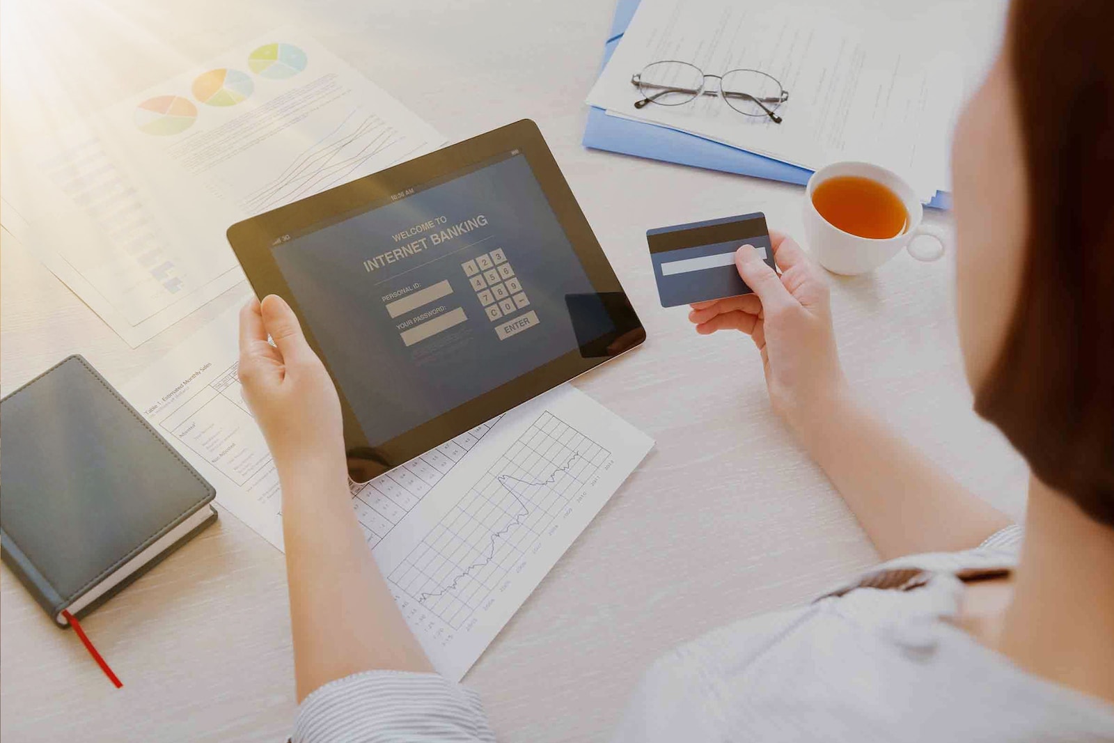 Mujer tramita las cuentas de nómina para sus empleados desde su oficina