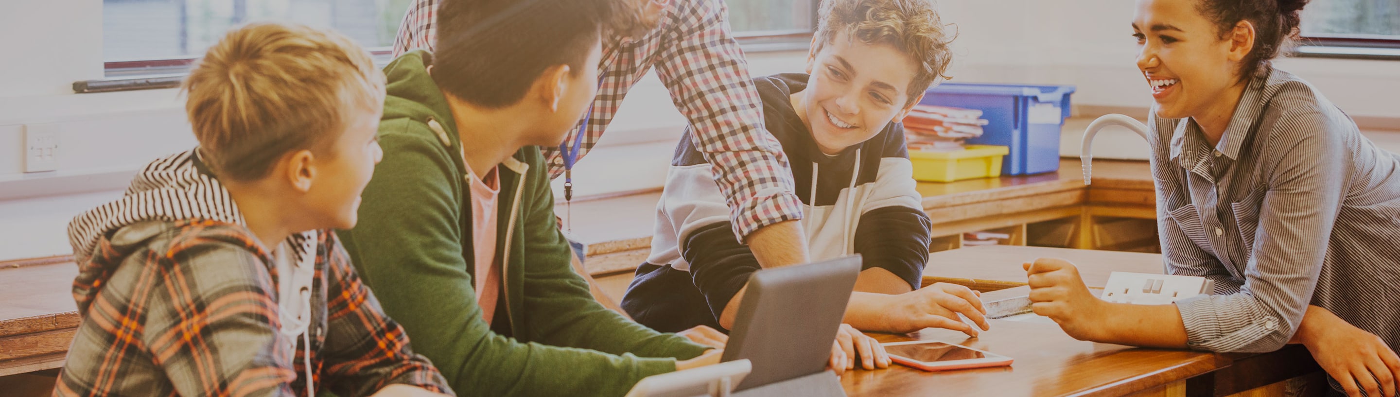 mujer-graduada-abrazando-a-mama-marquee