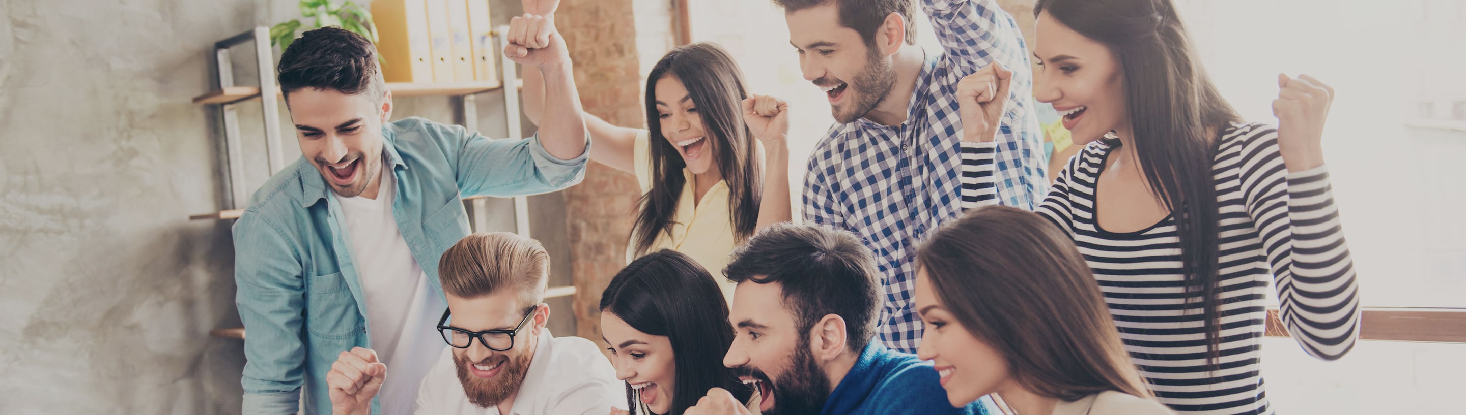 Mujer entregando café