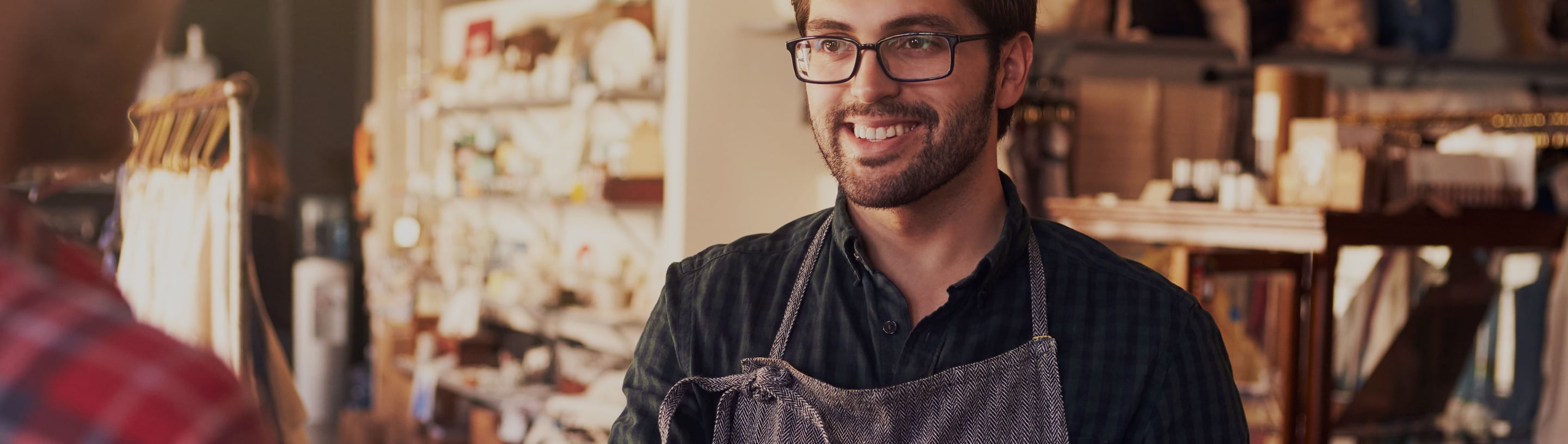 Mujer-sentada-cajuela-camioenta-con-perro-agarrando-vaso-marquee
