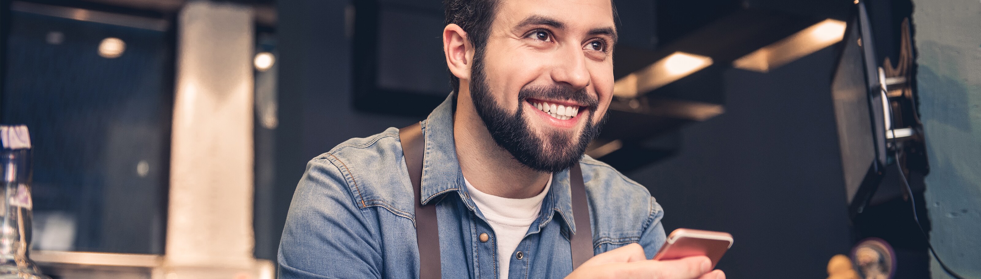 hombre feliz con celular
