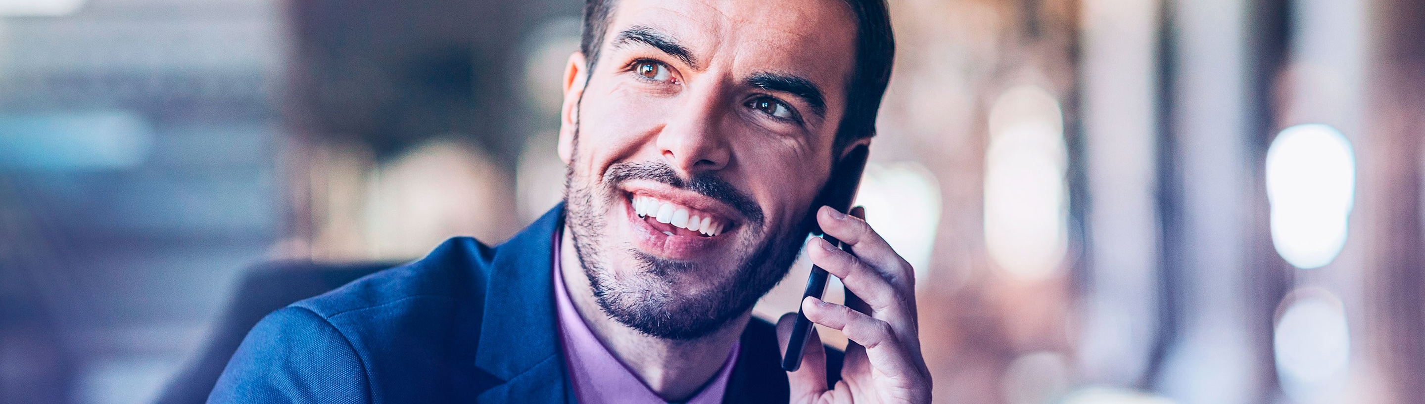 Hombre en llamada telefonica