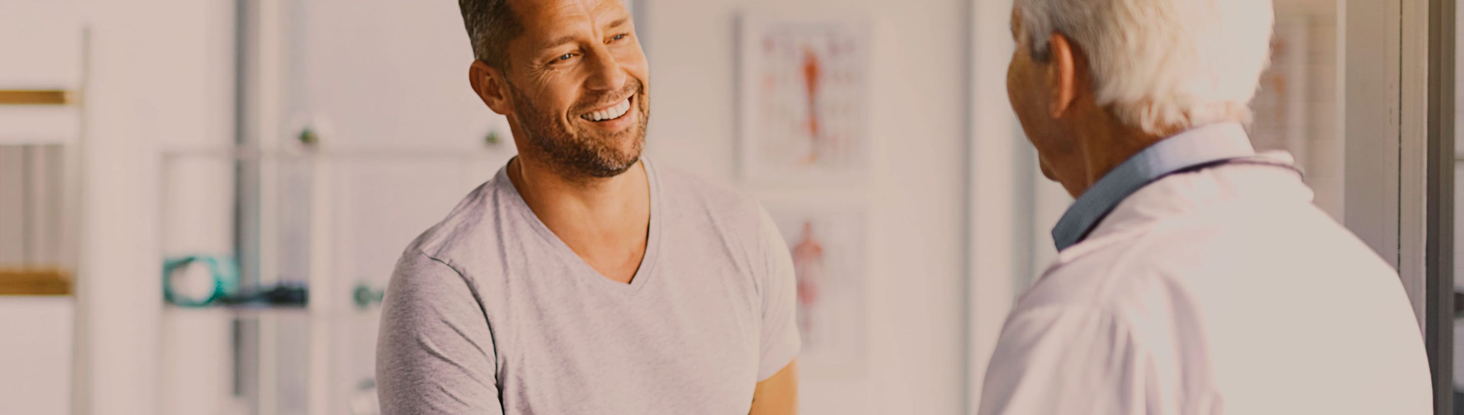 hombre-sonriendo-en-consulta-con-su-doctor