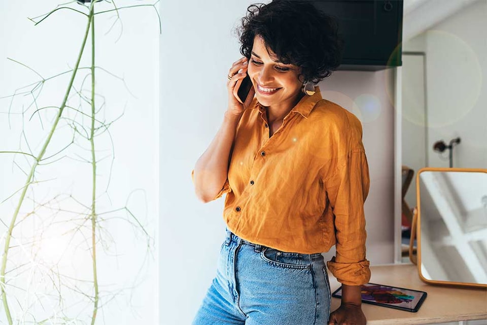 Mujer llamando a la línea BBVA