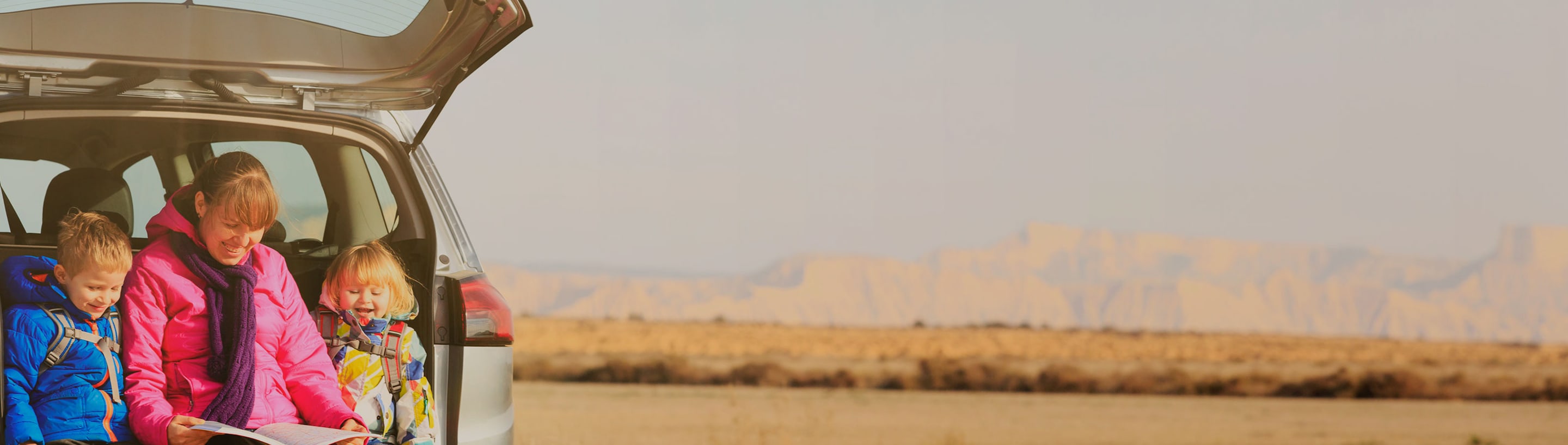 Mama-ninos-carretera-cajuela-atardecer