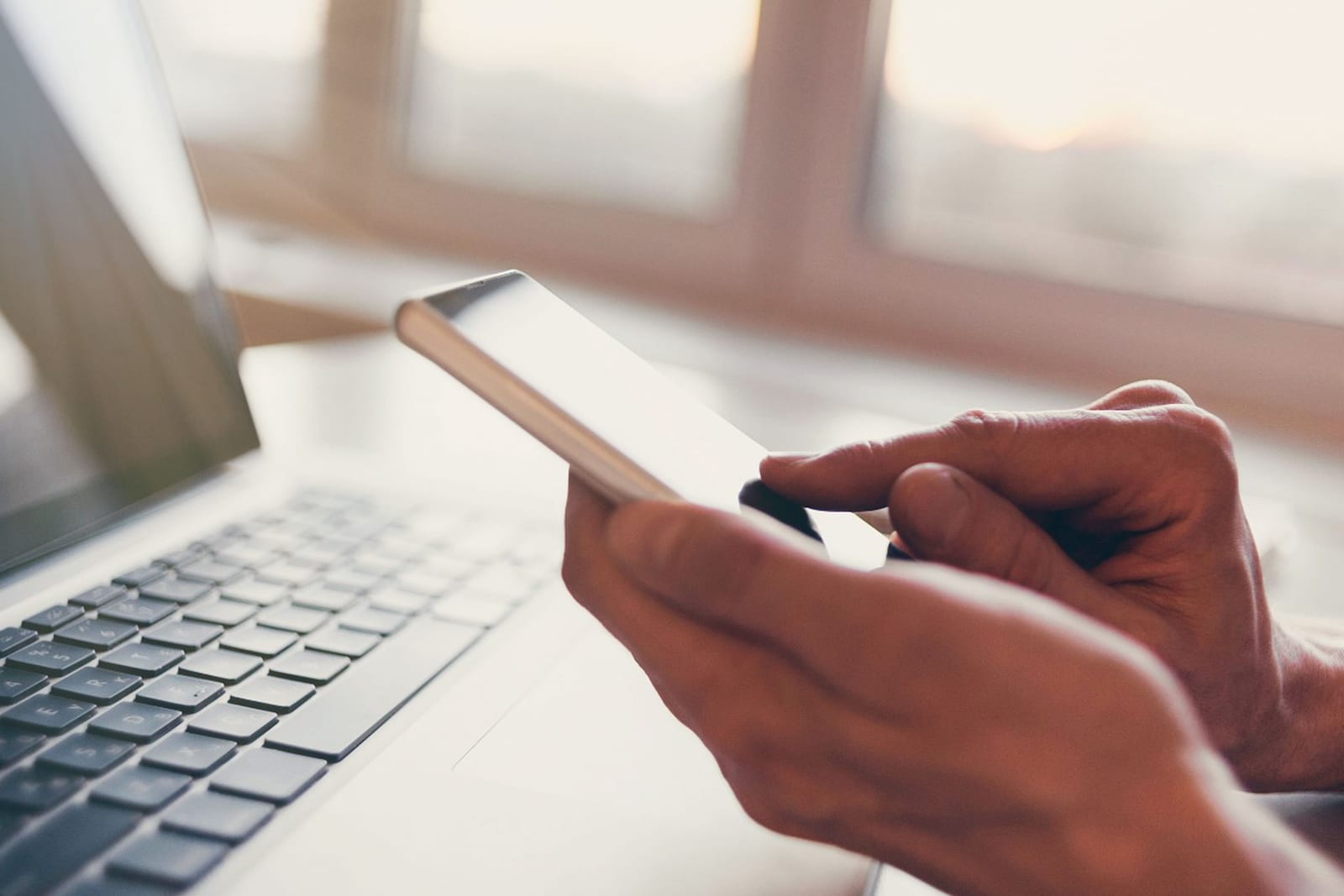 Persona utilizando la App de BBVA desde su teléfono