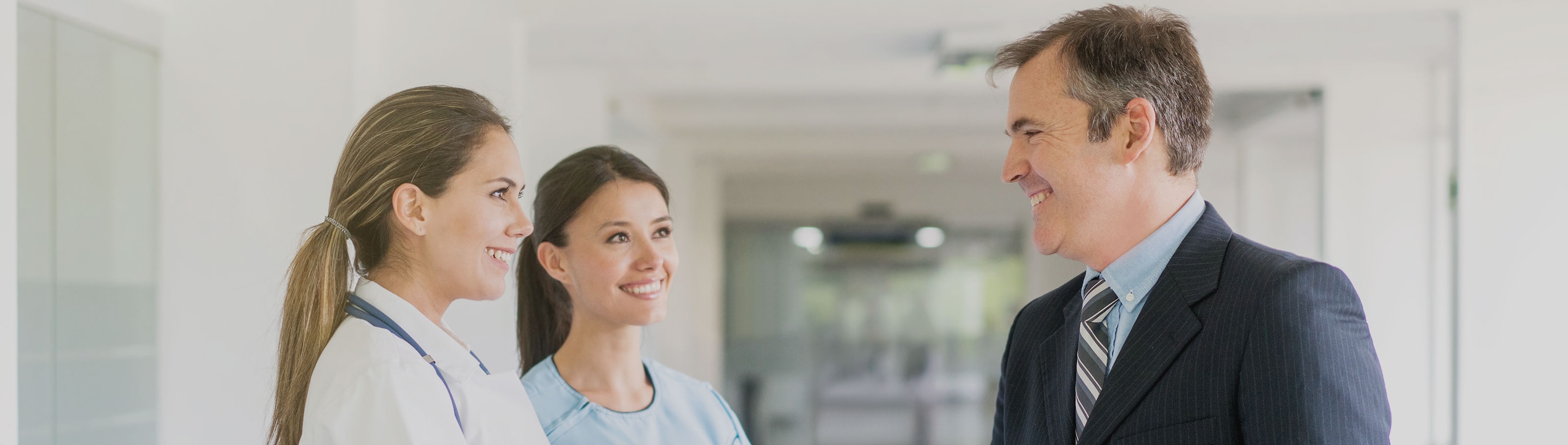 Asesora, explicando a un matrimonio