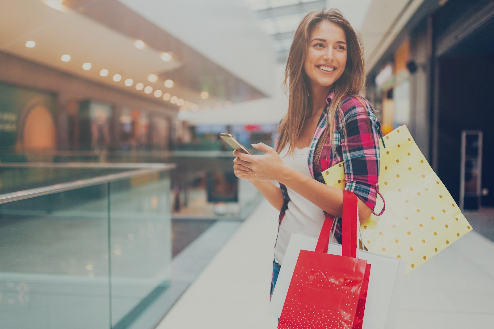 Mujer haciendo compras en un centro comercial