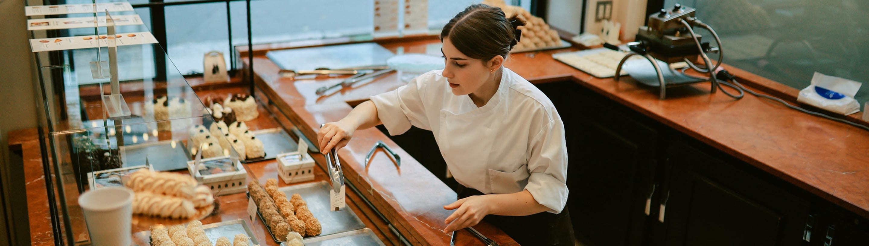 mujer en panaderia