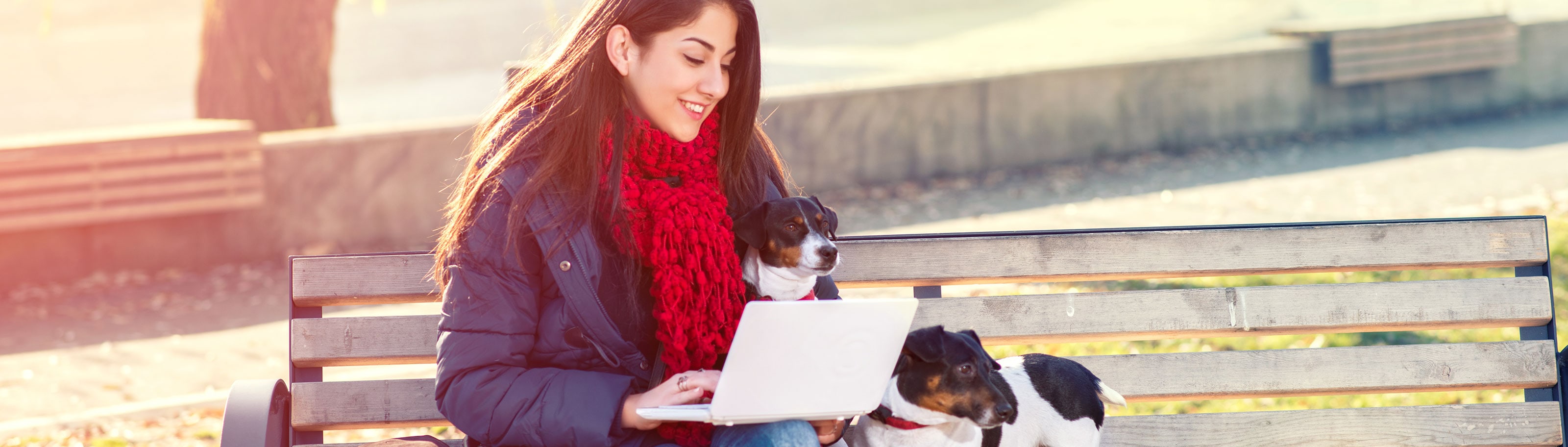 Mujer paseando dos perros al mismo tiempo