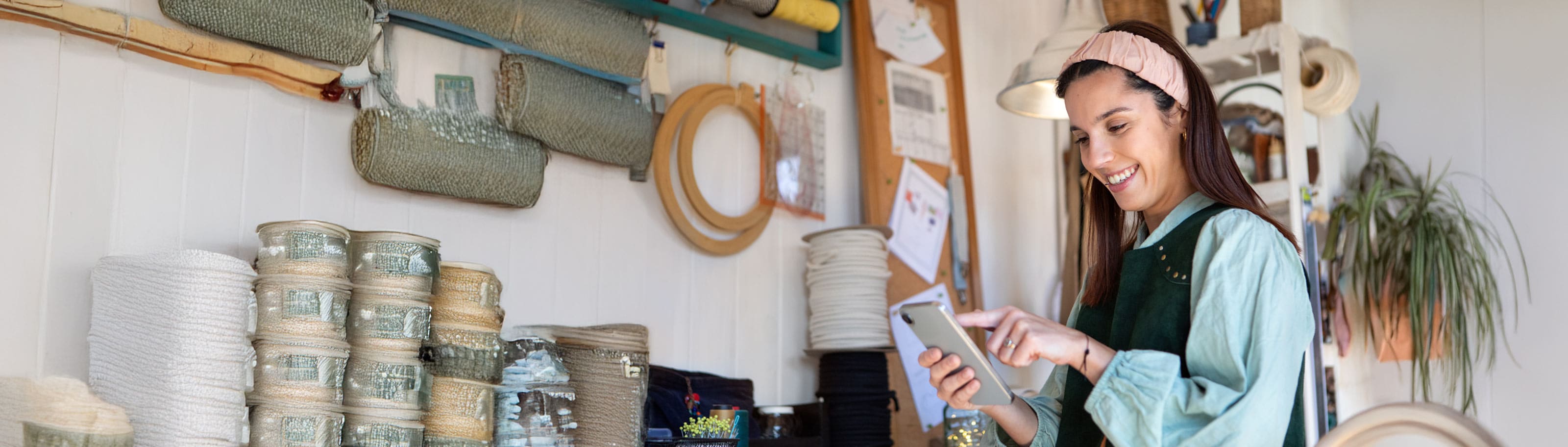 Mujer usando celular