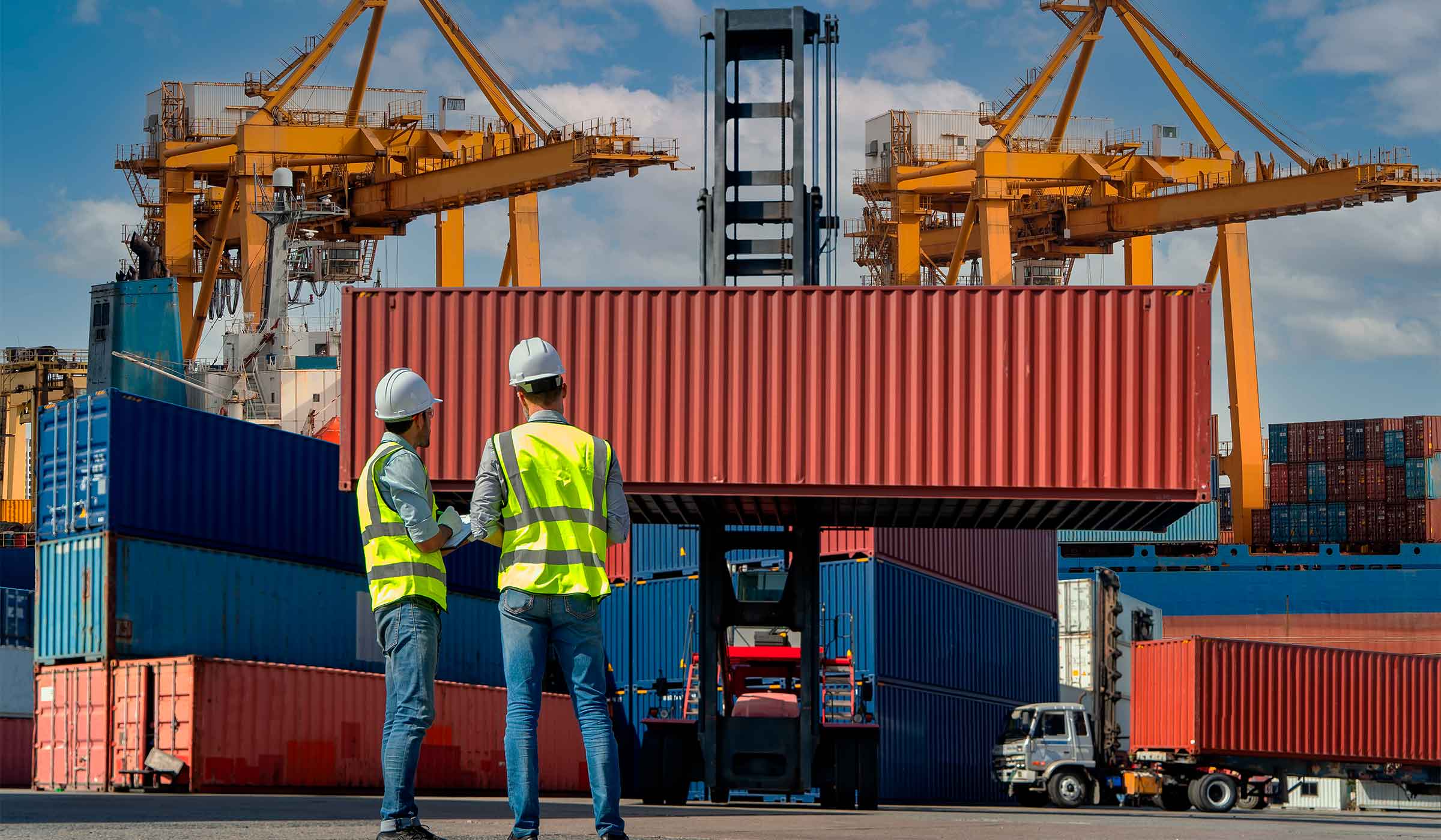hombres estrechando manos