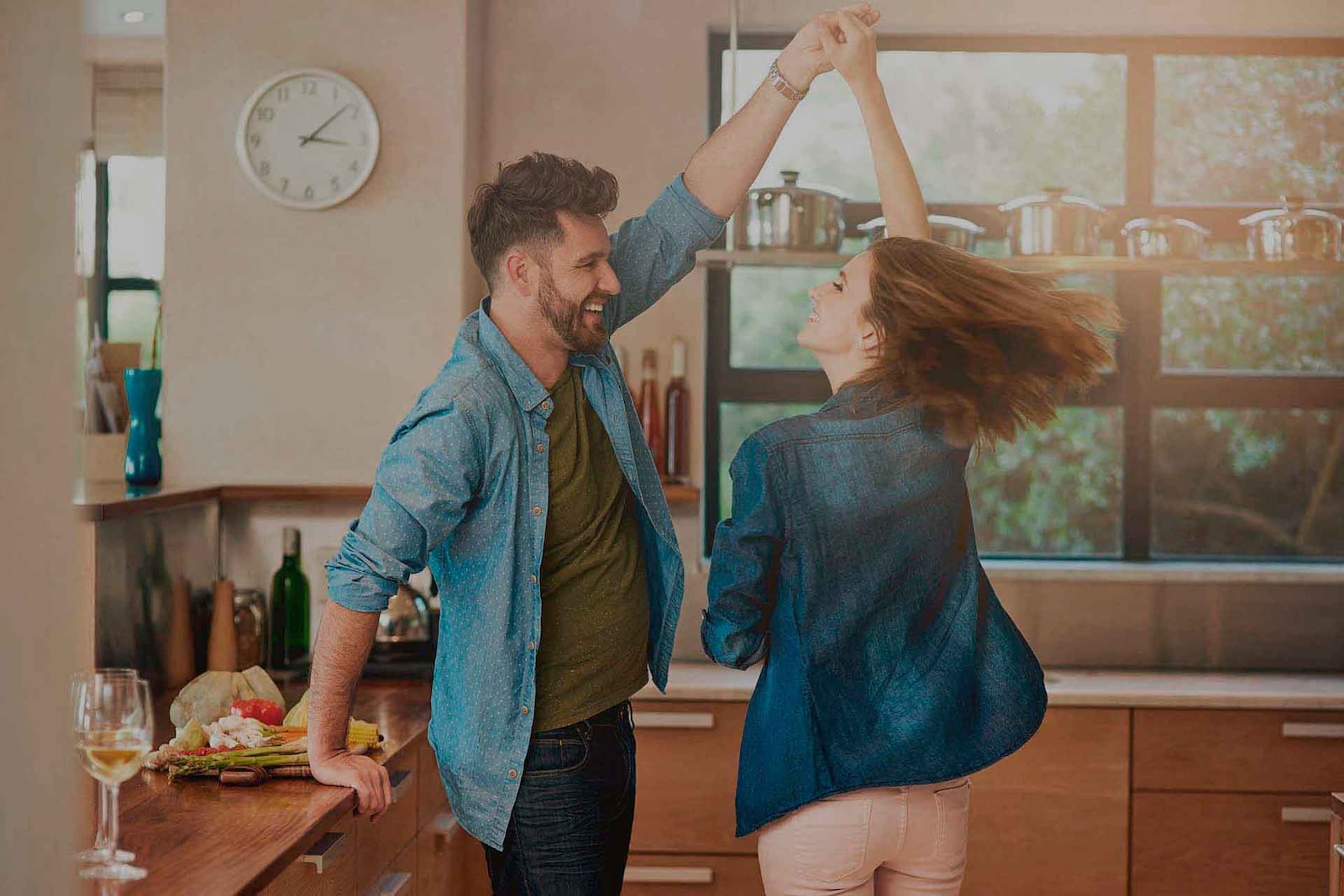 fotografia de pareja bailando, vive tranquilo en tu hogar, conoce mas
