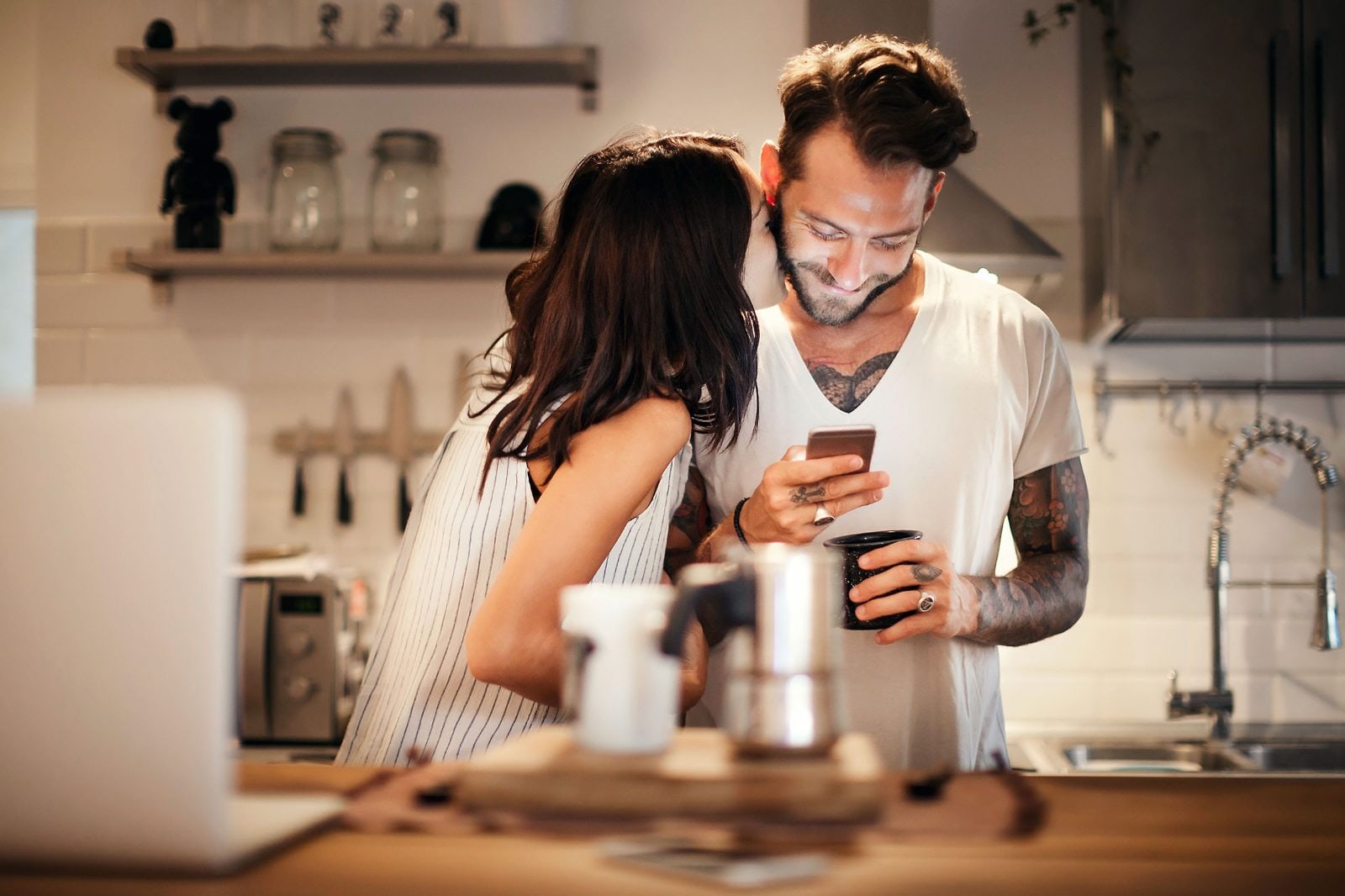 Pareja amorosa pidiendo un domicilio y pagando con su tarjeta de crédito BBVA