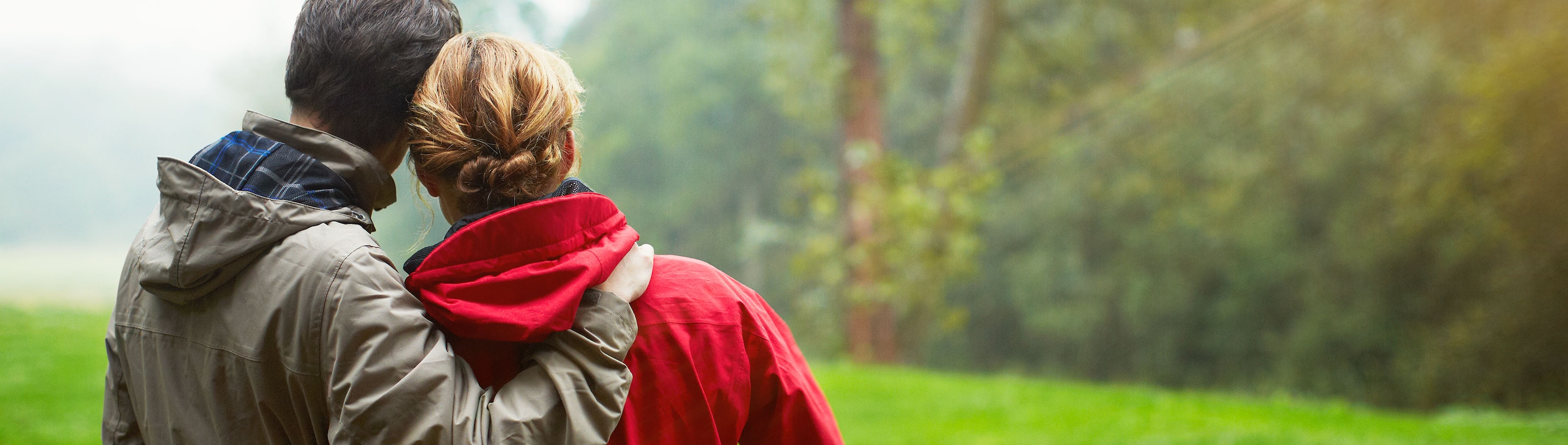 padre e hija sonrien jugando en el jardin
