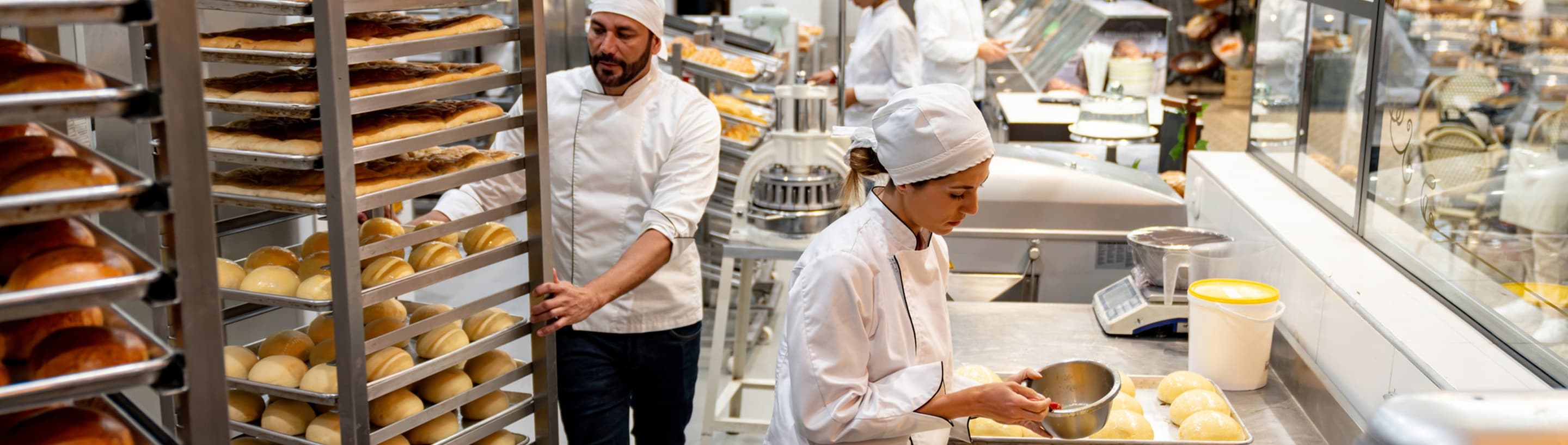 personas trabajando en panadería