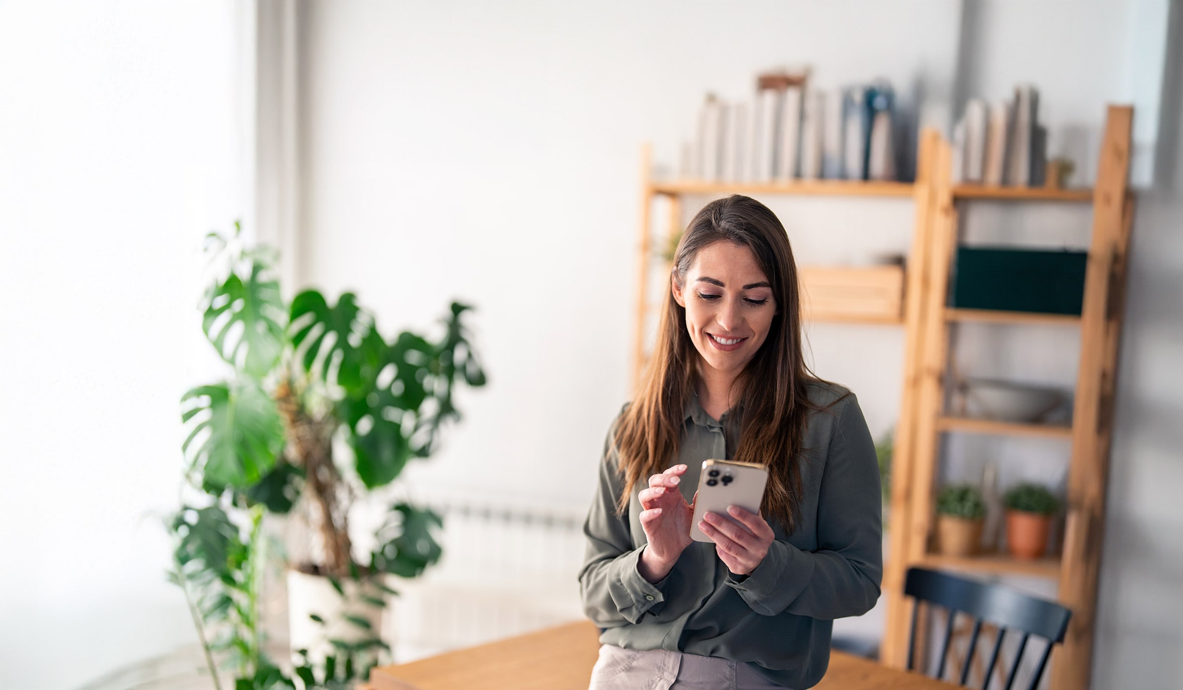 Pareja viendo teléfono