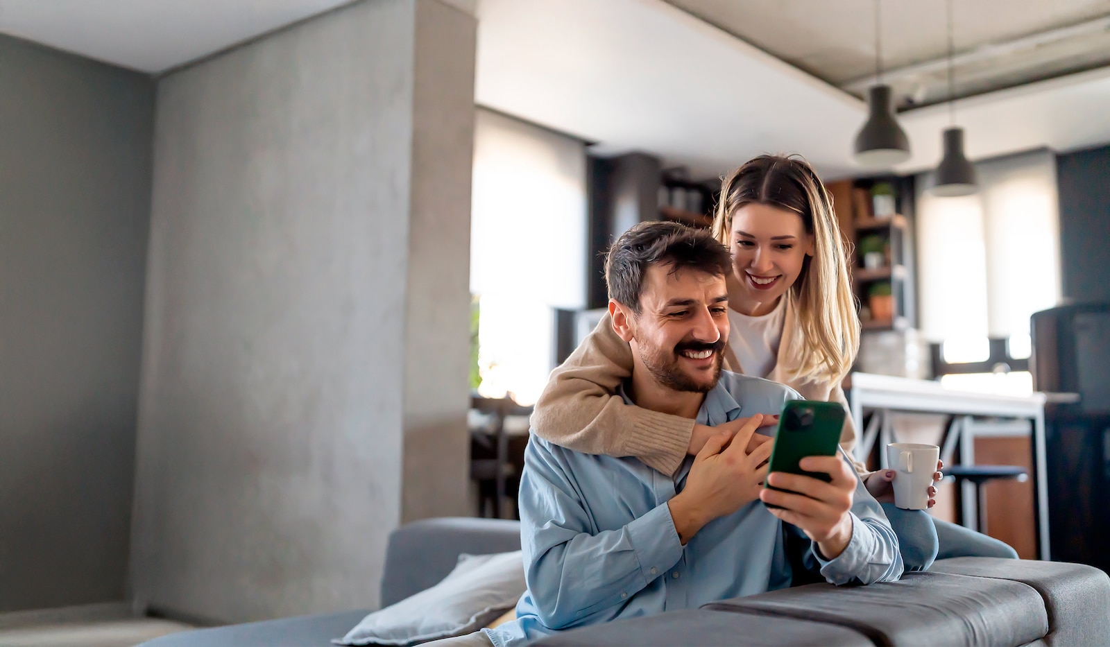 Pareja feliz viendo teléfono