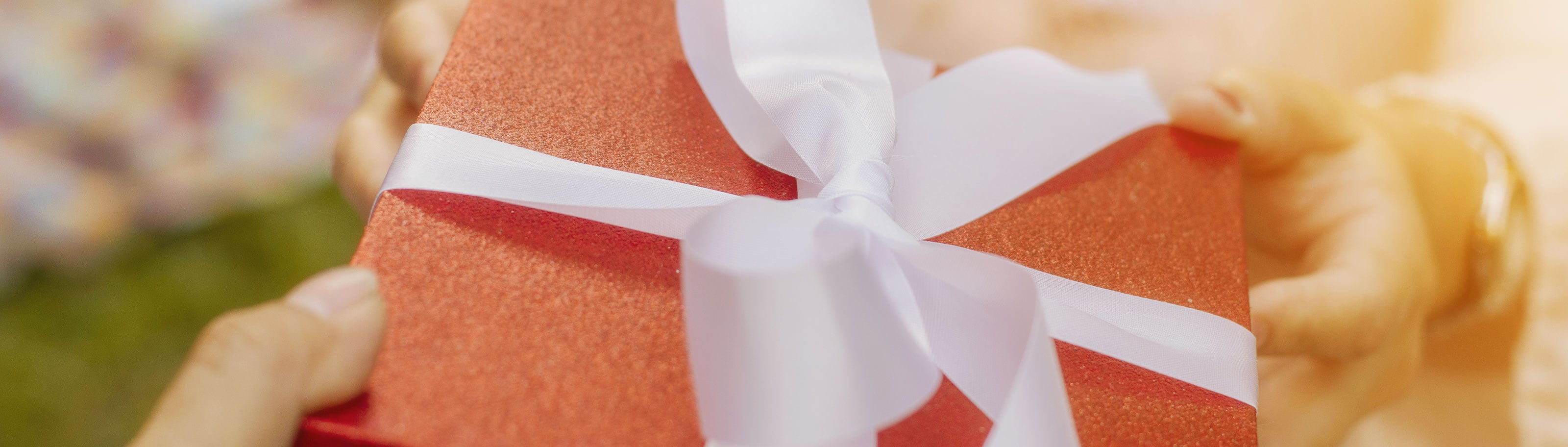 pareja sentada en un sillón viendo un celular